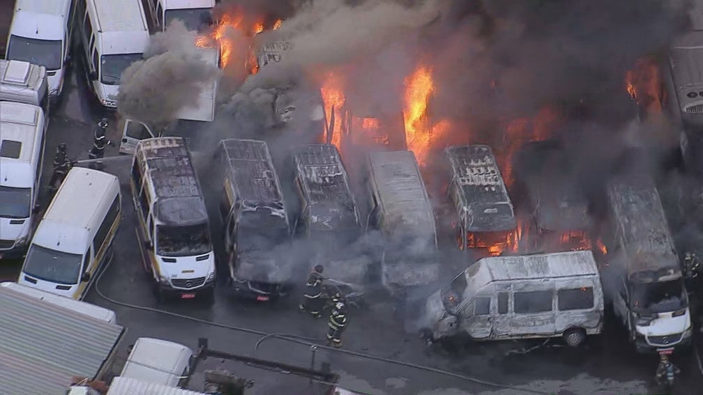 vans incendiadas