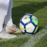 bola no centro do campo de futebol