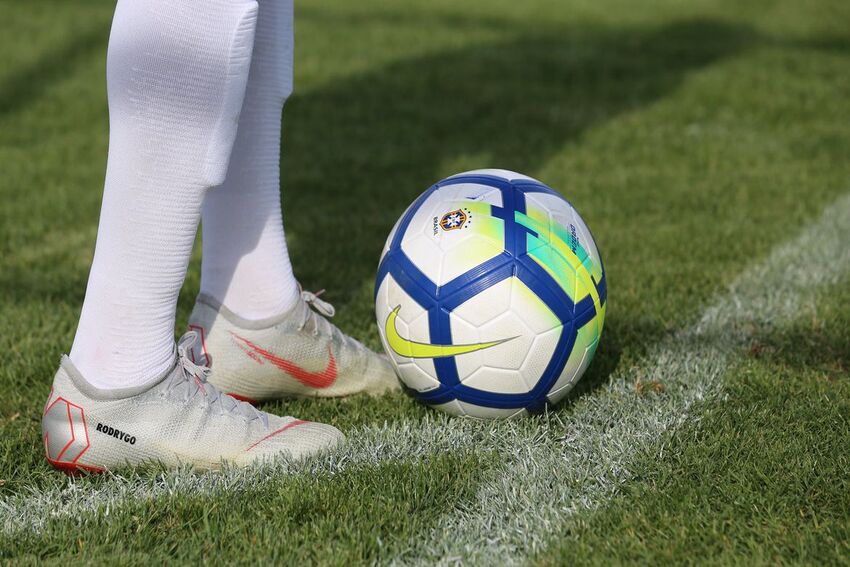bola no centro do campo de futebol