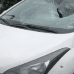 automóvel com vidro quebrado