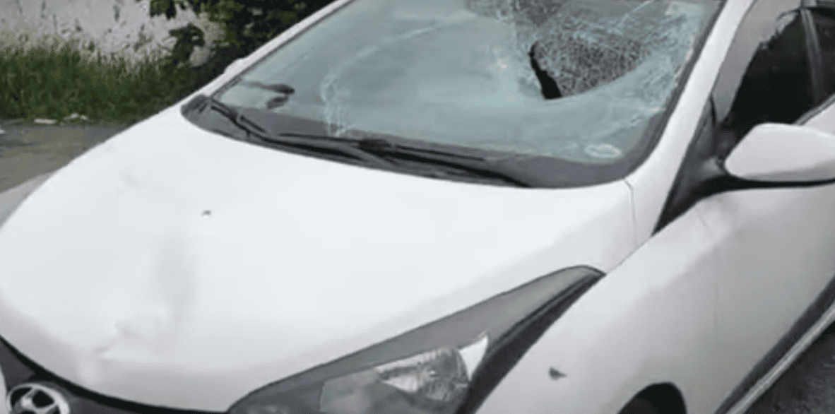 automóvel com vidro quebrado