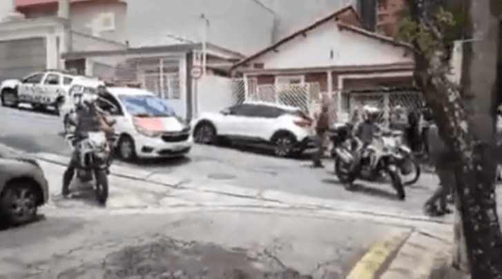 policiais militares durante ocorrência