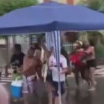 turistas fugindo de temporal