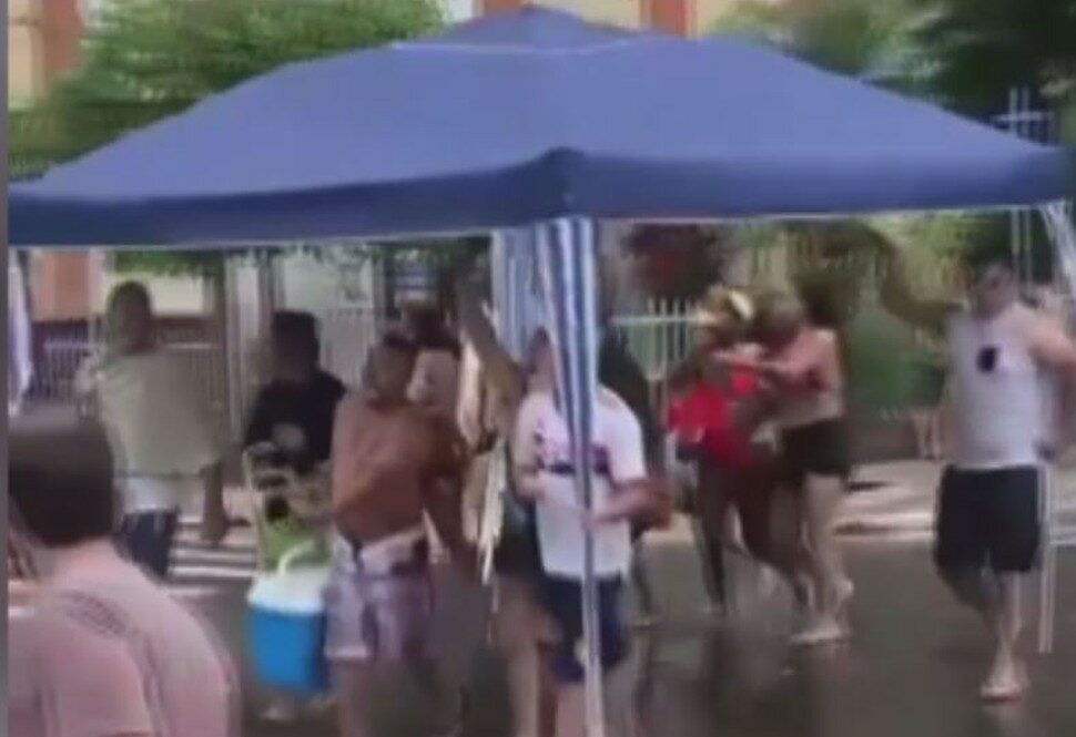 turistas fugindo de temporal