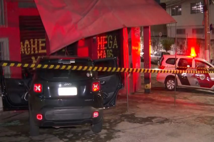 carro colidido em mureta