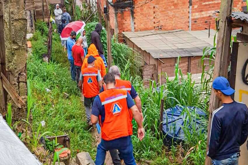 defesa civil vistoriando moradias