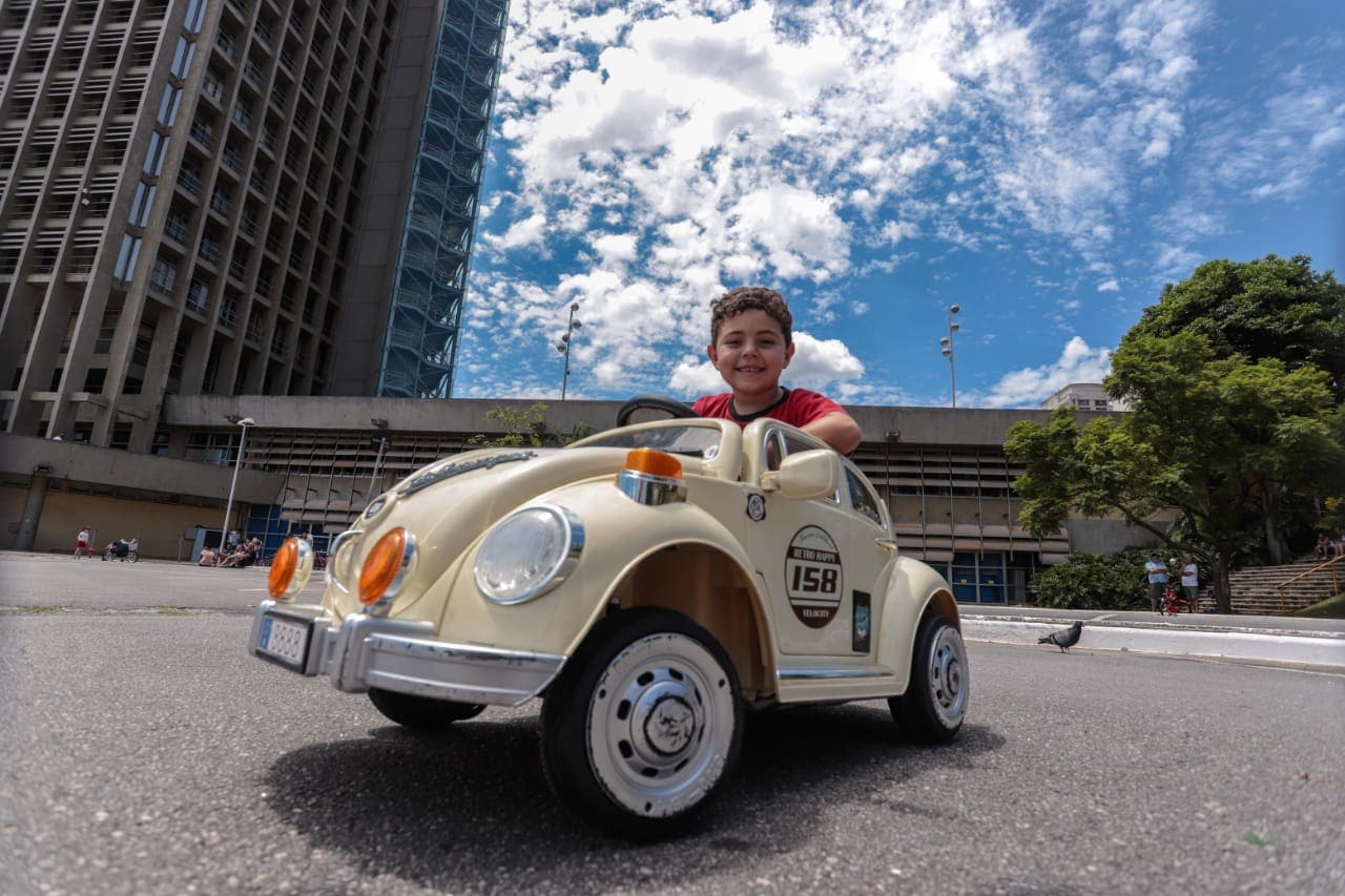 criança se divertindo no paço de santo andré
