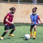 garotas jogando futebol