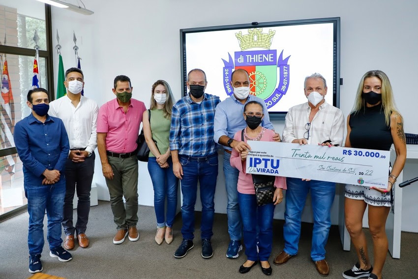 prefeito auricchio entrega prêmios a contribuintes