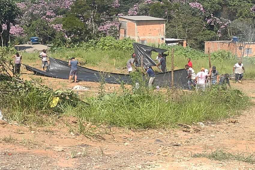 famílias invadem área particular