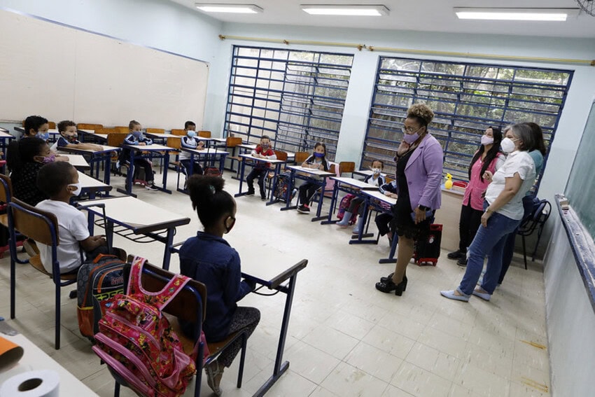 prefeita em exercício patty na sala de aula