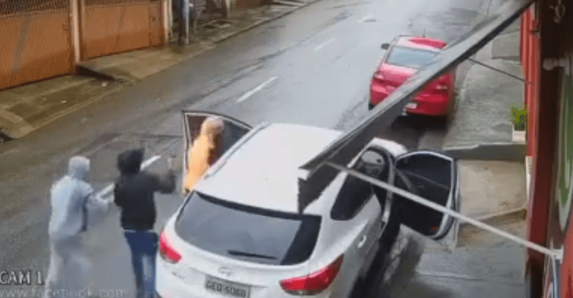 roubo de carro de idoso