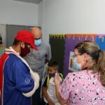 vacinação de criança na escola