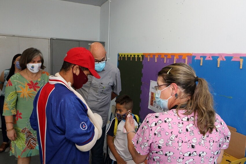 vacinação de criança na escola