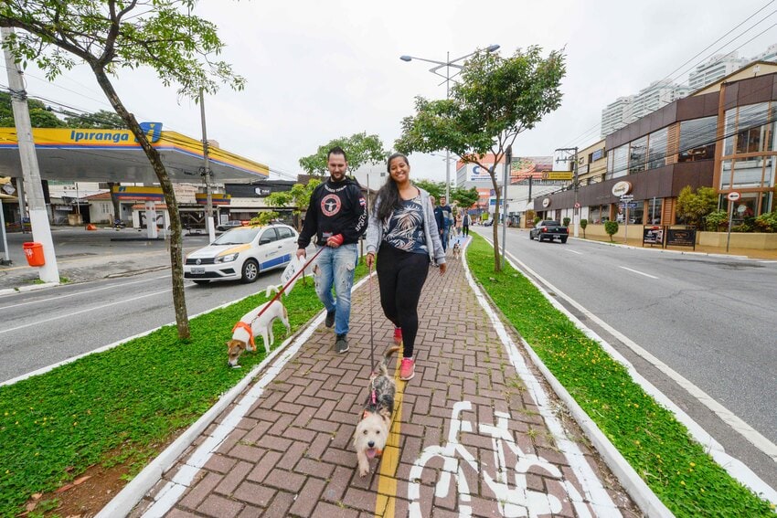 pessoas sem máscara em lugar aberto