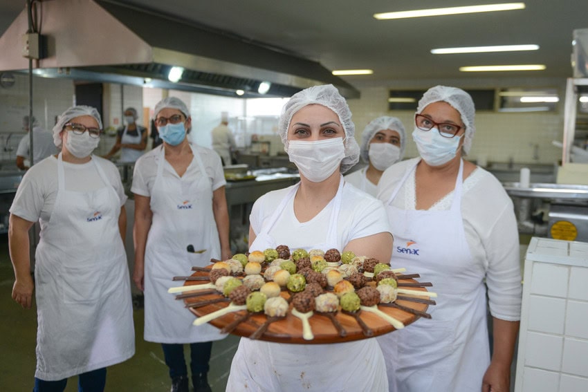alunos de curso de confeitaria