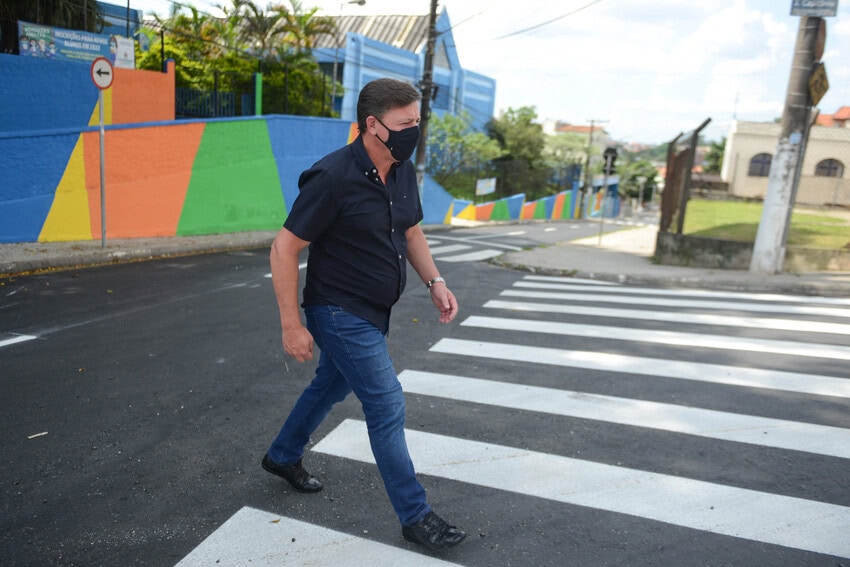 prefeito orlando morando caminha em ruas recapeadas no alves dias