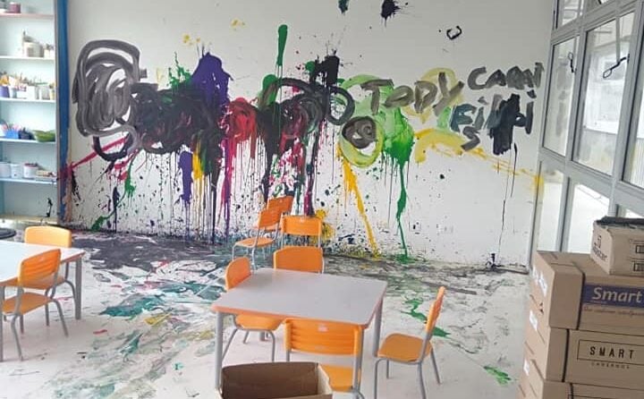 salas de aulas pichadas em escola