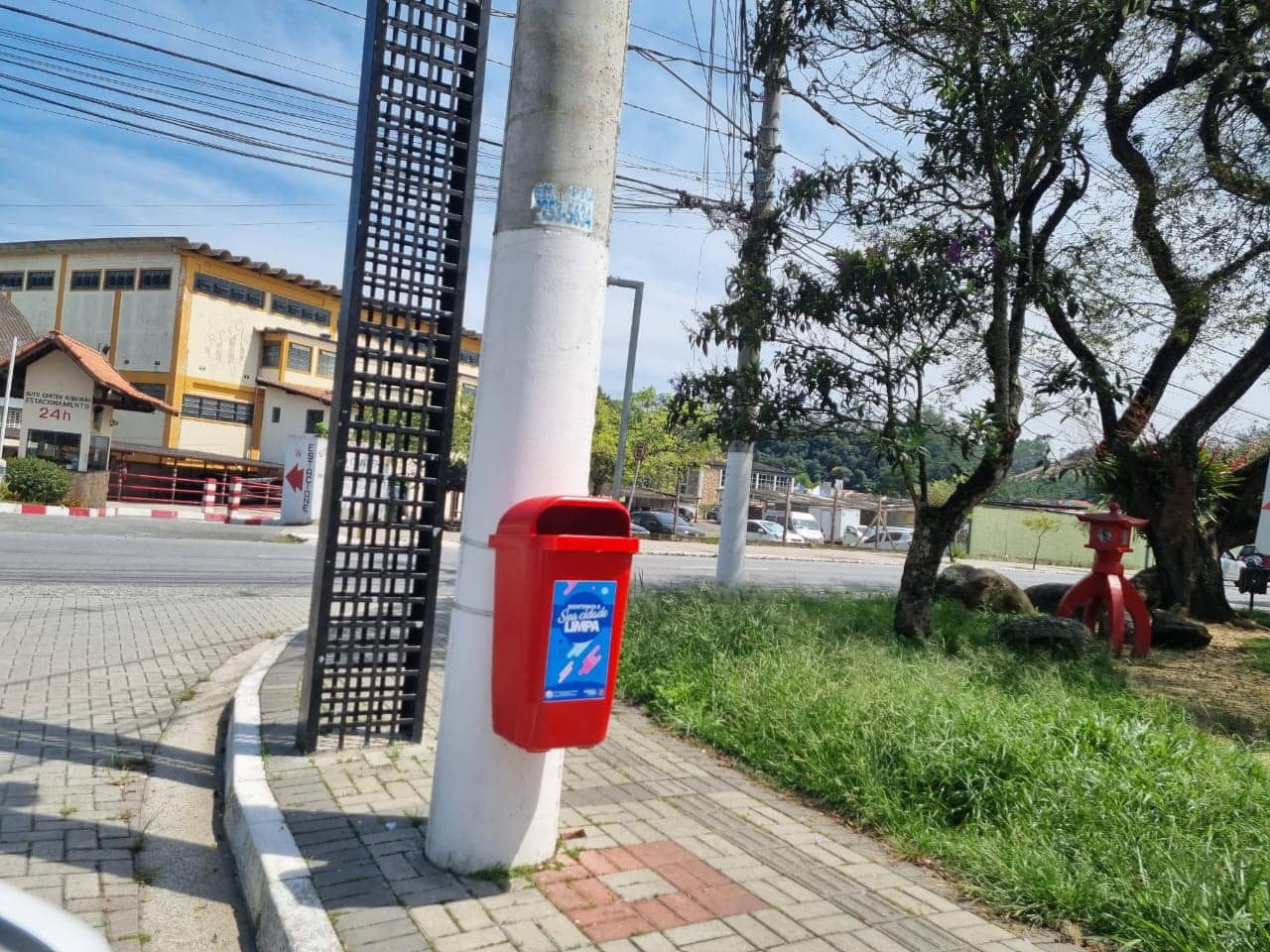 lixeiras no centro da cidade