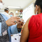 mulher sendo vacinada contra gripe
