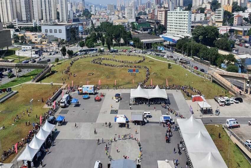 fila de mulheres no feirão de empregos
