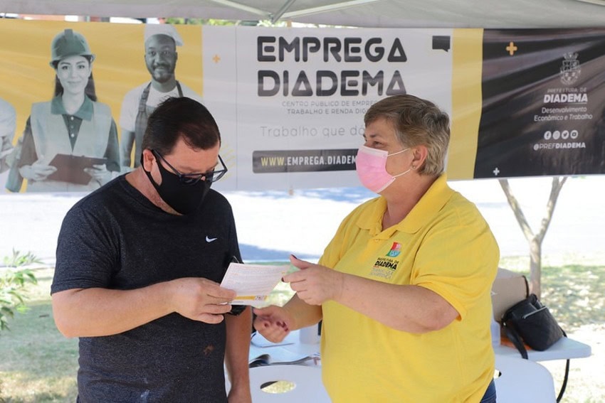 pessoa procura por emprego