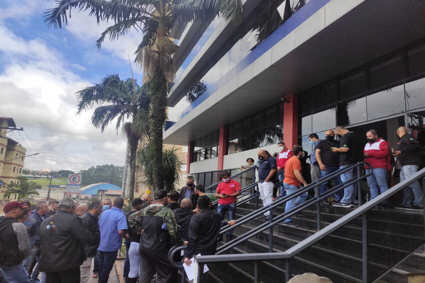 demitidos da Volks na frente do sindicato