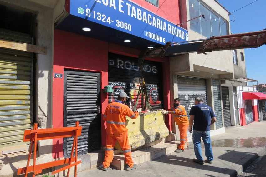 bar interditado com barreira de concreto