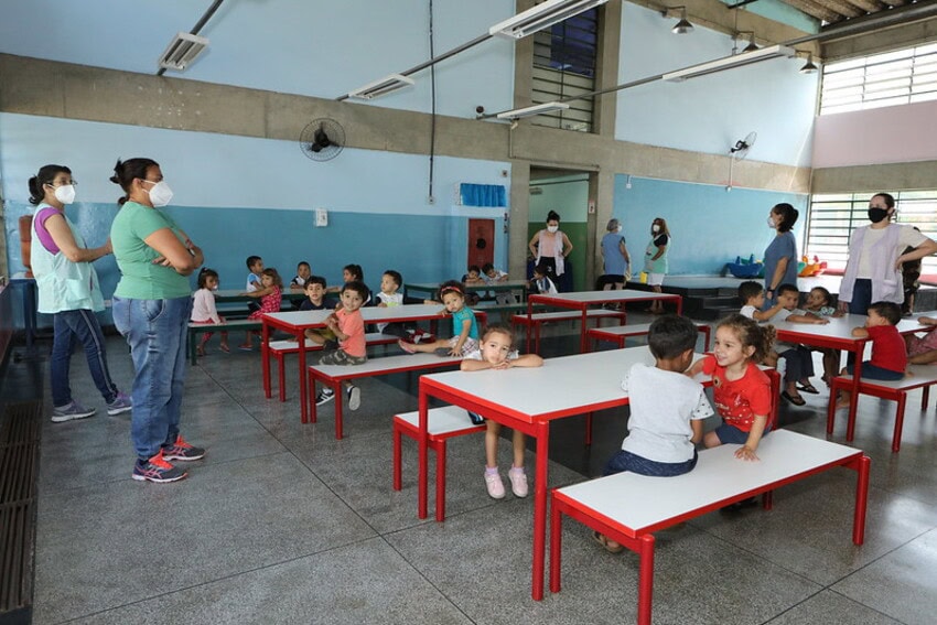 crianças em creche