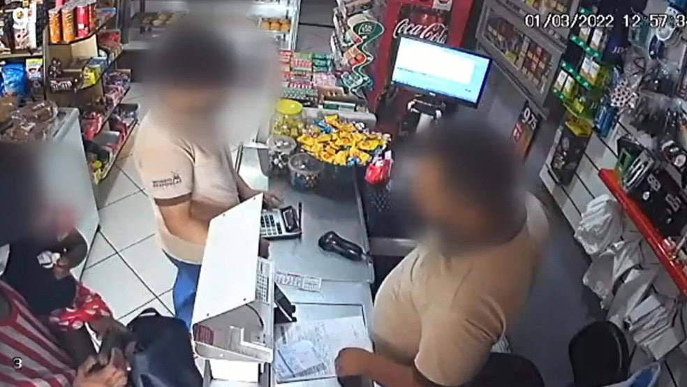 criminoso com criança no colo
