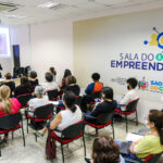 alunos na sala do empreendedor