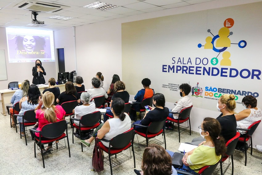 alunos na sala do empreendedor