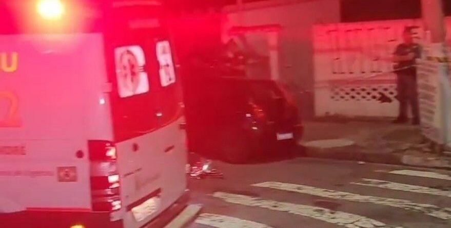 ambulância de resgate estacionado em via