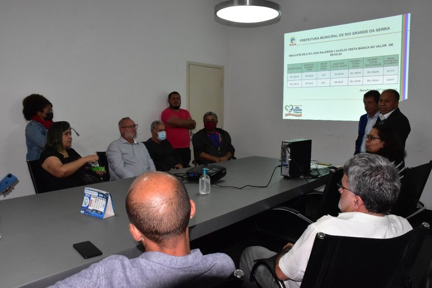 reunião do prefeito Claudinho da Geladeira na Prefeitura