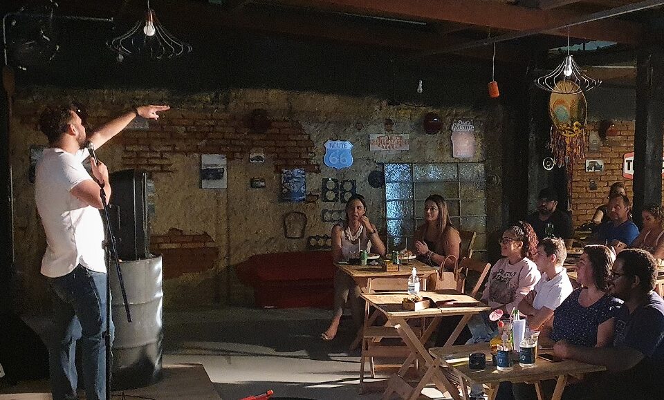 apresentação de comédia 
