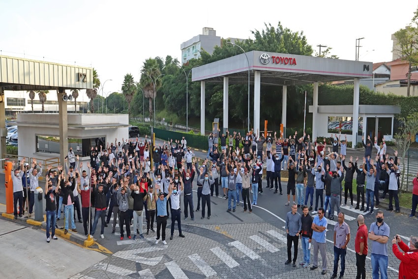 funcionários da Toyota durante assembleia
