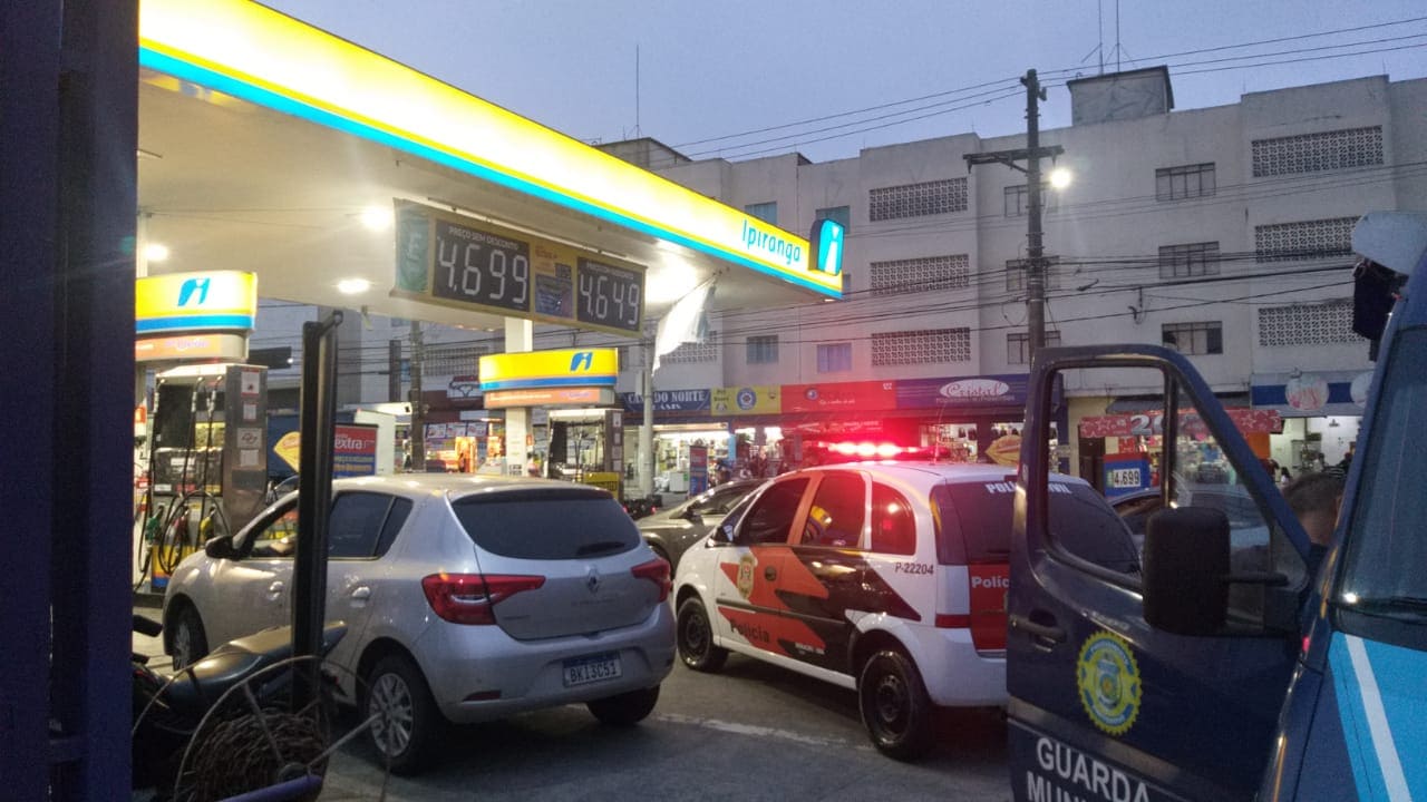 viaturas no posto de gasolina
