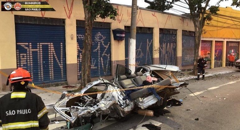 carro destruído em acidente