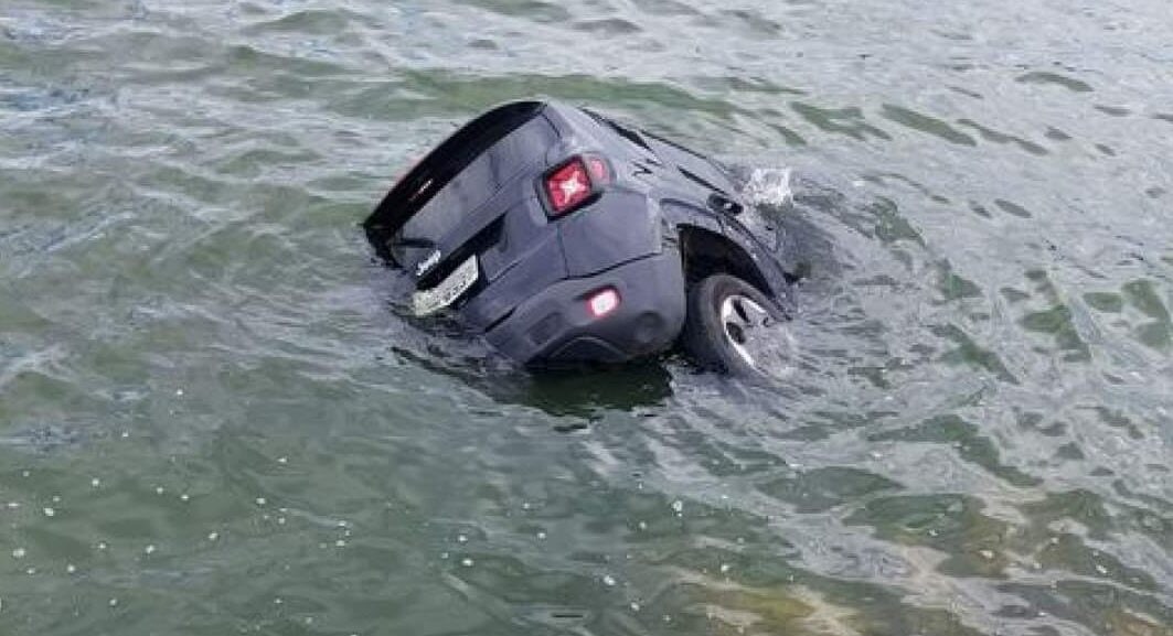 carro caído na represa Billings