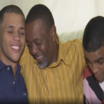 pai ao ao lado de filhos soltos em Diadema