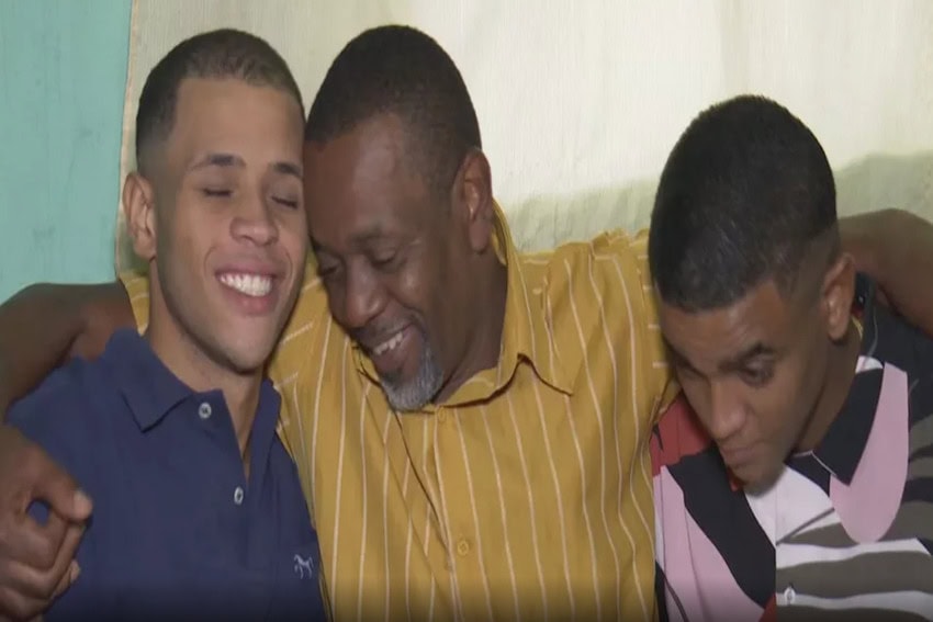 pai ao ao lado de filhos soltos em Diadema