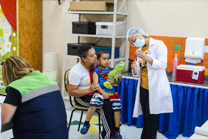 alunos recebem vacinas na escola