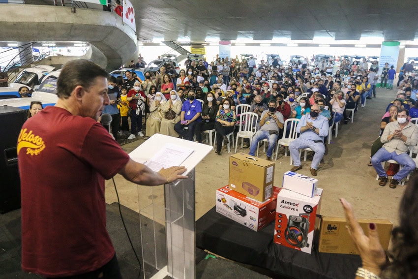 prefeito orlando morando discursa para diretores de entidades