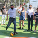 prefeito Orlando Morando chuta bola de futebol em quadra inaugurada