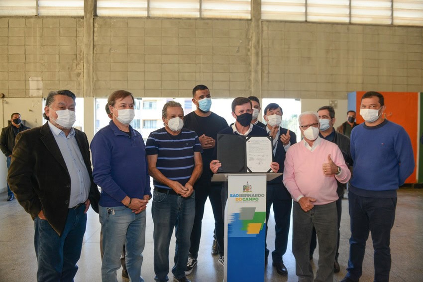 prefeito orlando morando ao lado de vereadores