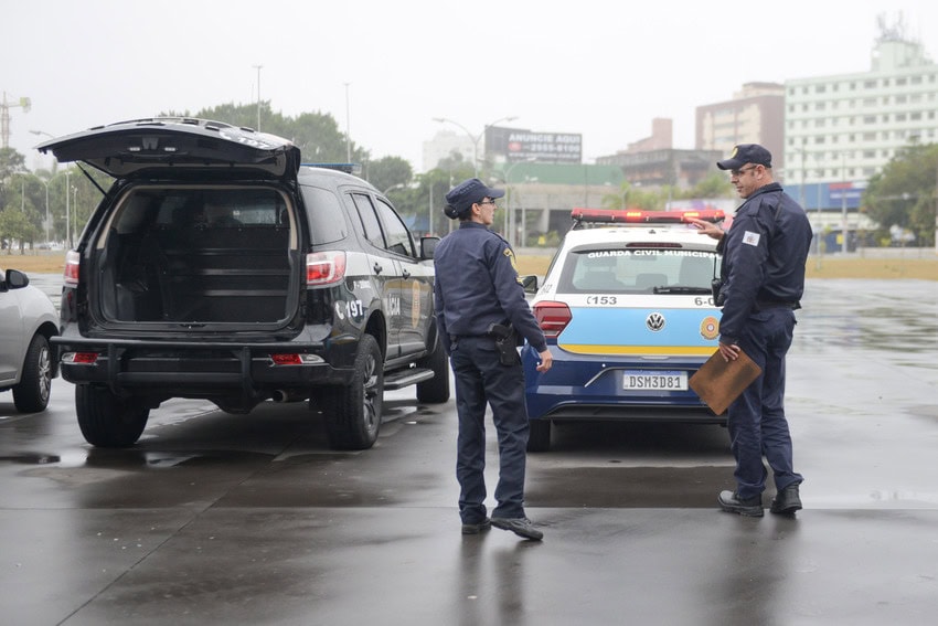 viaturas da GCM< e da Polícia Civil