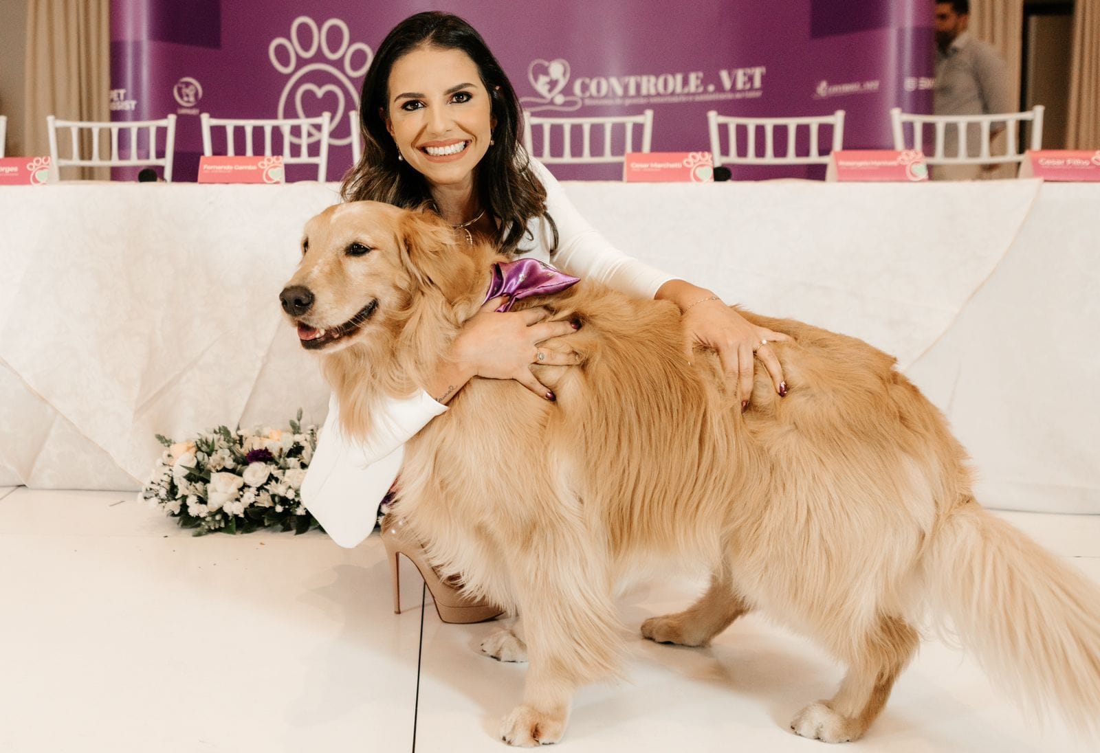 veterinária com cão