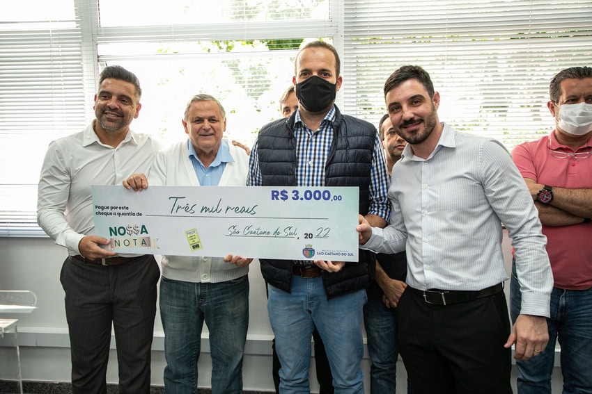 entrega de prêmio do programa nossa nota