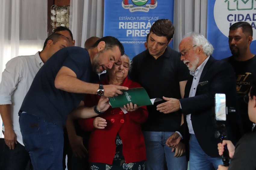 prefeito Clovis Volpi, deputado Thiago Auricchio e moradores