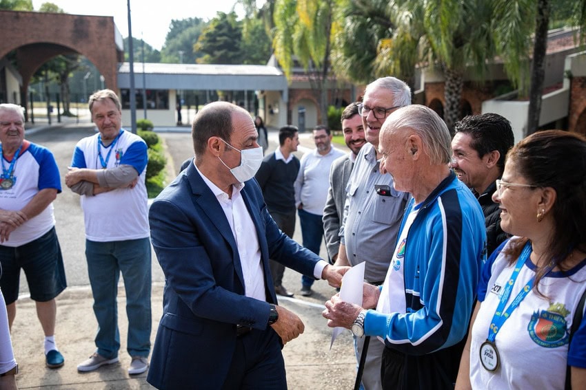 prefeito josé auricchio e atletas da terceira idade